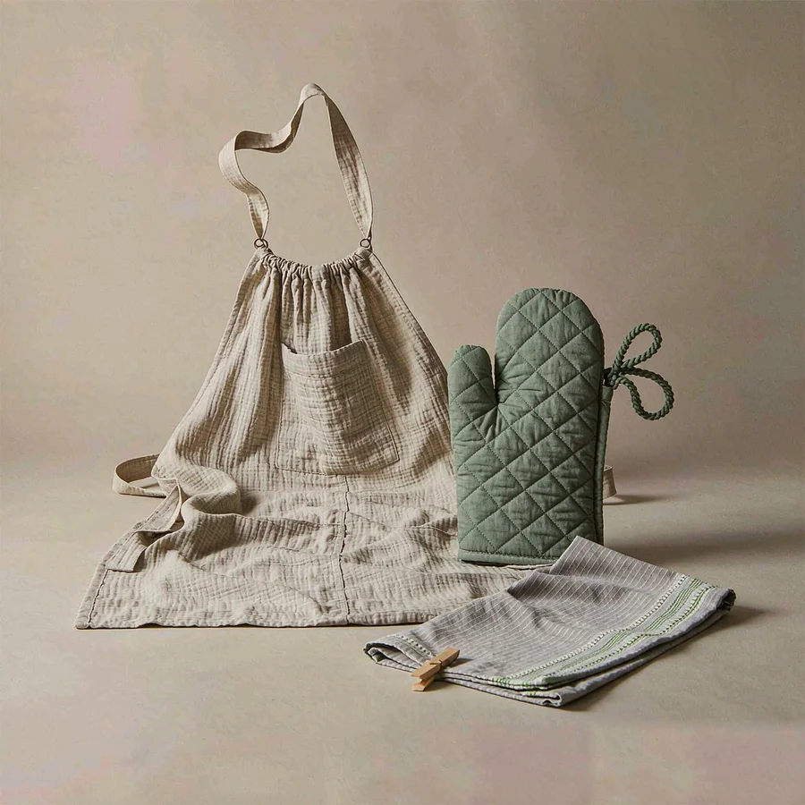 Beige linen apron with oven mitt